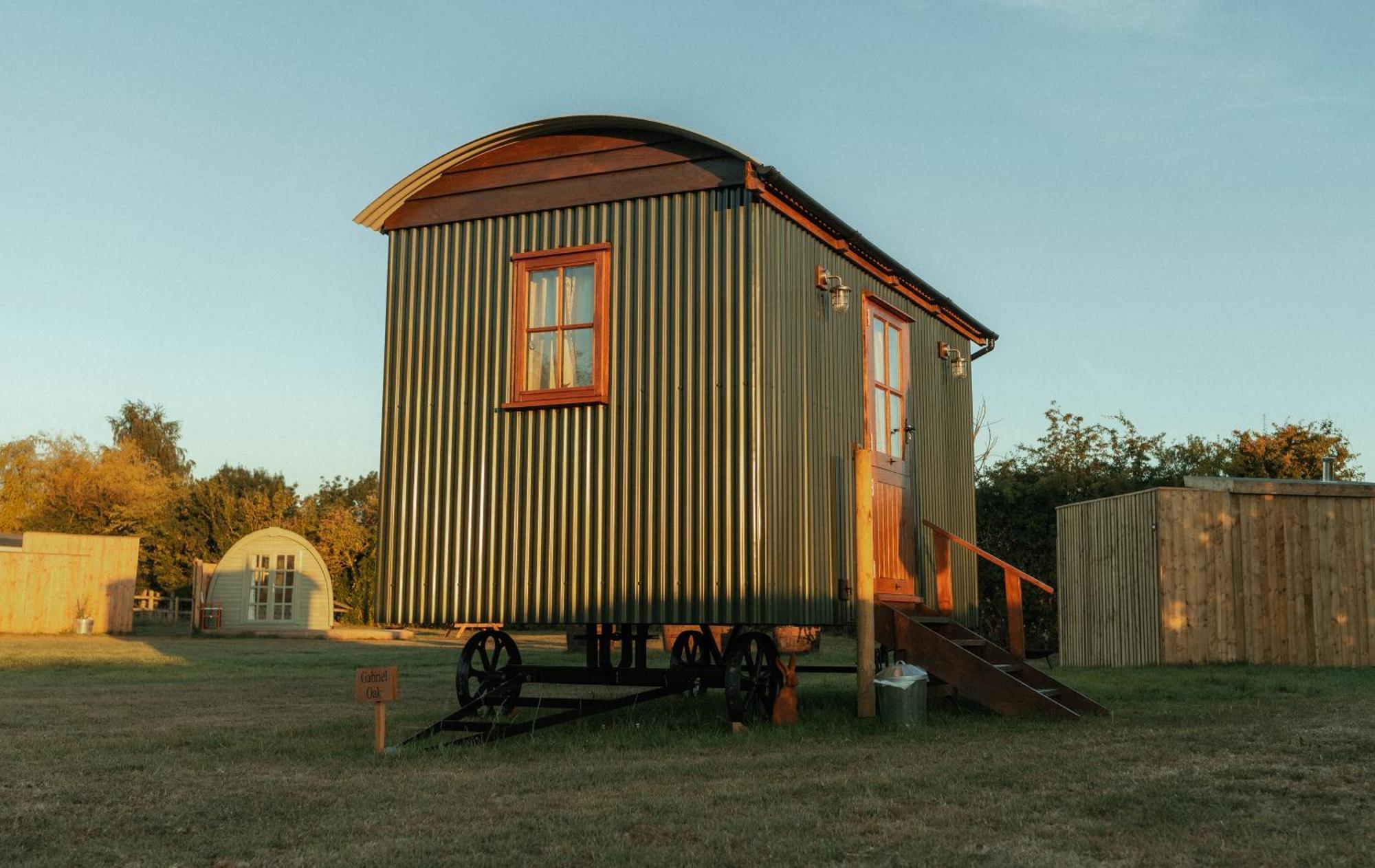 Glamping In Wiltshire In Our Luxury Shepherds Hut Chippenham  Exteriér fotografie