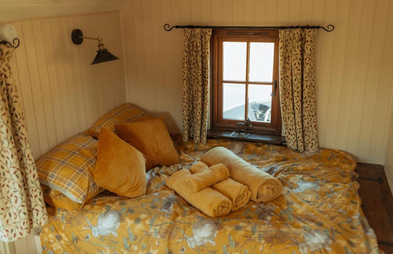 Glamping In Wiltshire In Our Luxury Shepherds Hut Chippenham  Exteriér fotografie