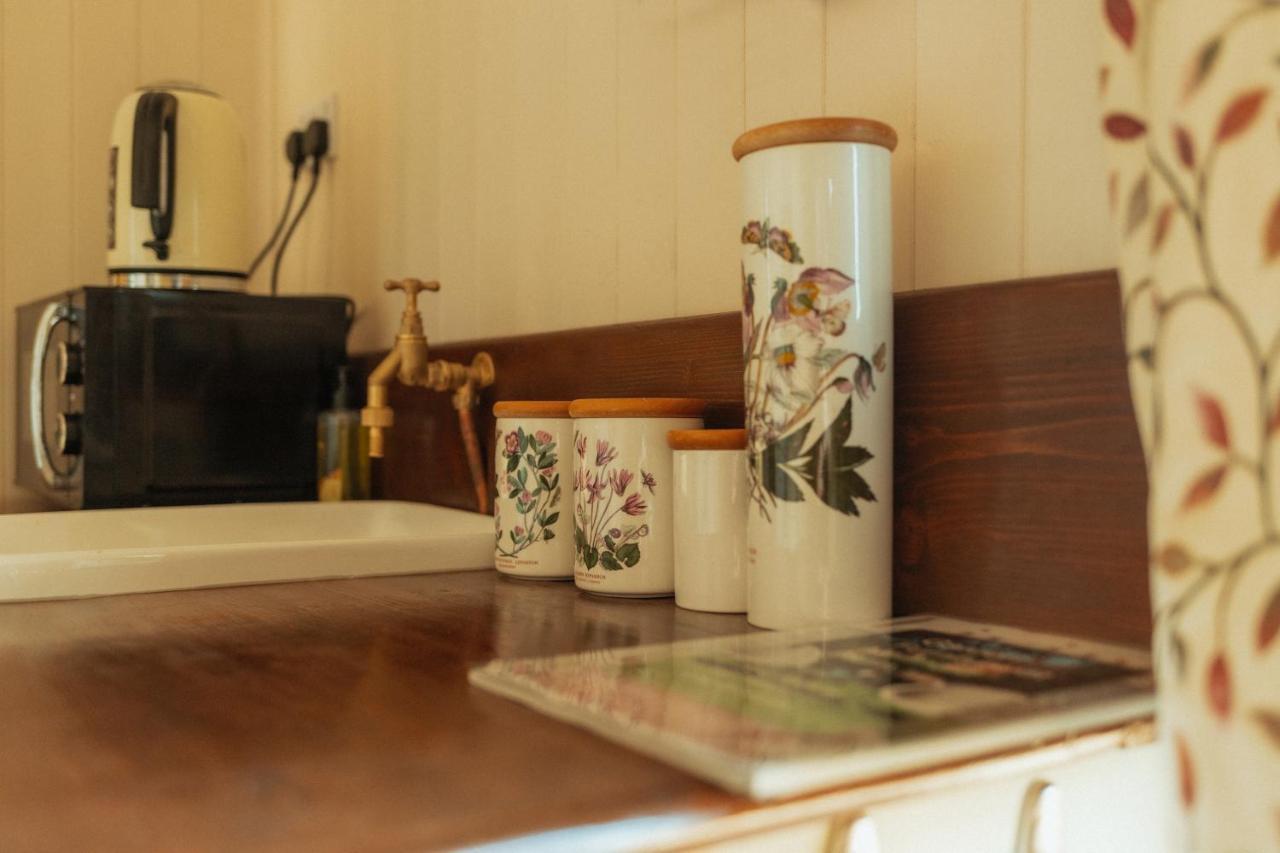 Glamping In Wiltshire In Our Luxury Shepherds Hut Chippenham  Exteriér fotografie